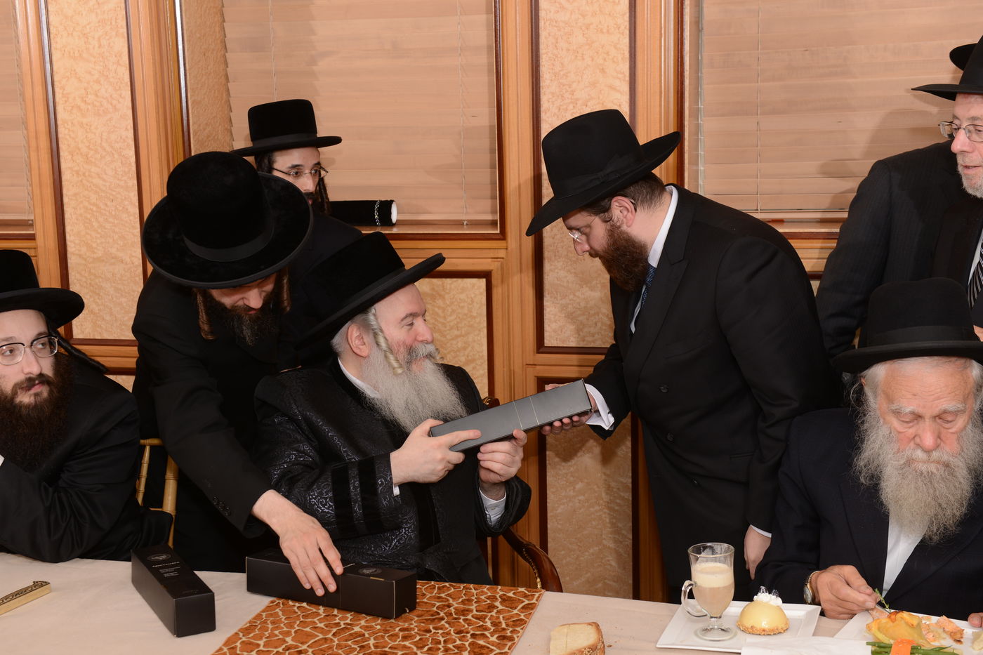 צפו: דינר לישיבת 'עץ חיים - באבוב'