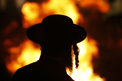 חוזרים לפעול