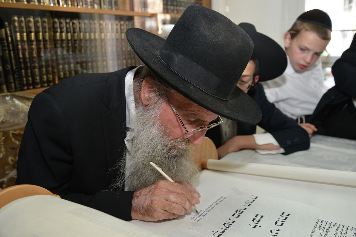 הכנסת ספר תורה לזכר הגרי"ש אלישיב • גלריה