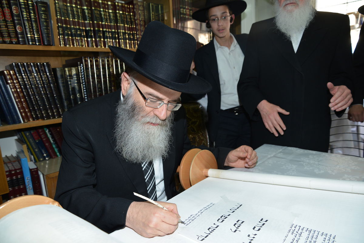 הכנסת ספר תורה לזכר הגרי"ש אלישיב • גלריה