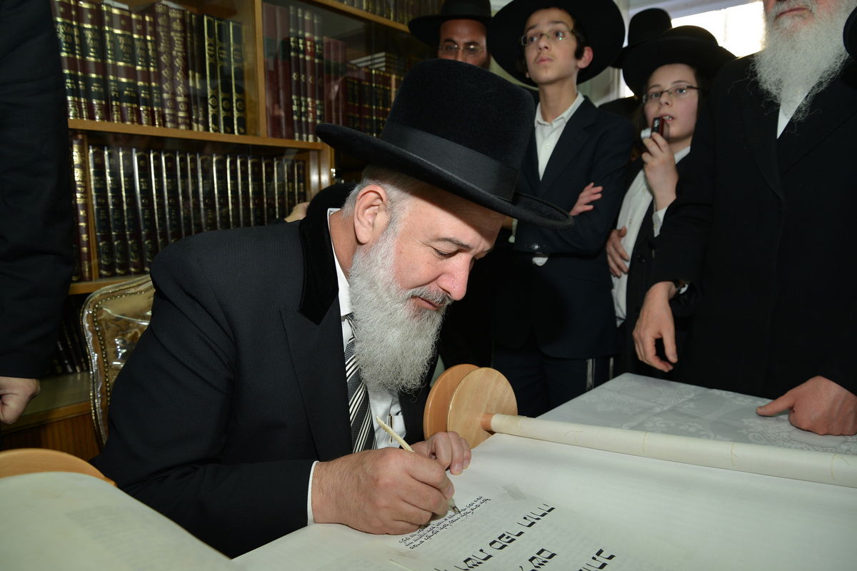 הכנסת ספר תורה לזכר הגרי"ש אלישיב • גלריה