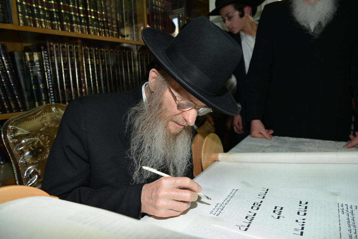 הכנסת ספר תורה לזכר הגרי"ש אלישיב • גלריה