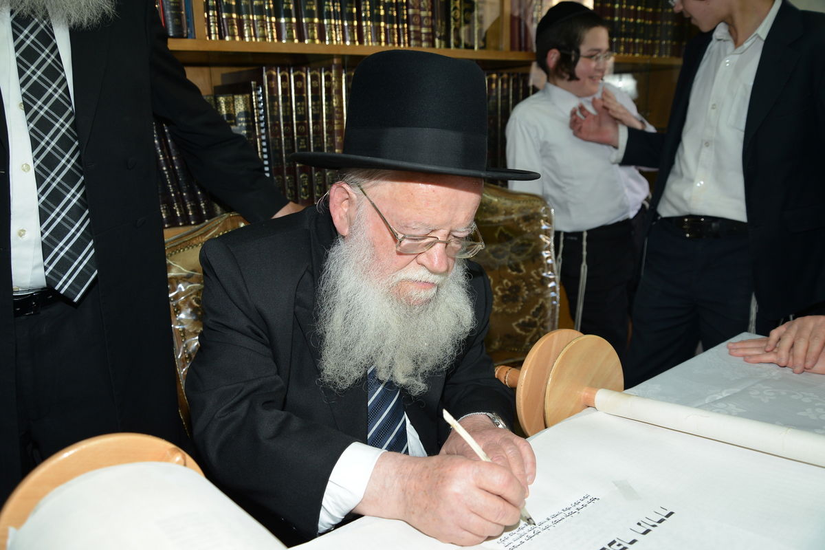 הכנסת ספר תורה לזכר הגרי"ש אלישיב • גלריה