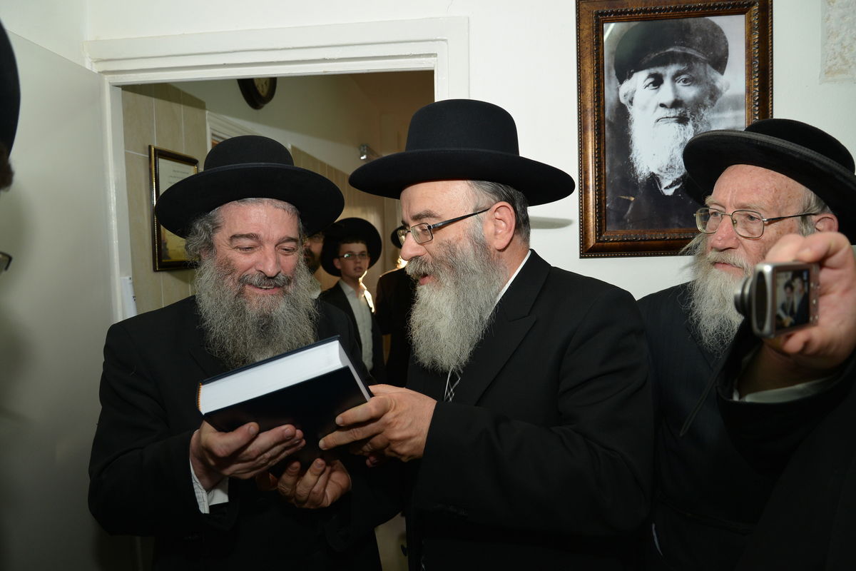 הכנסת ספר תורה לזכר הגרי"ש אלישיב • גלריה