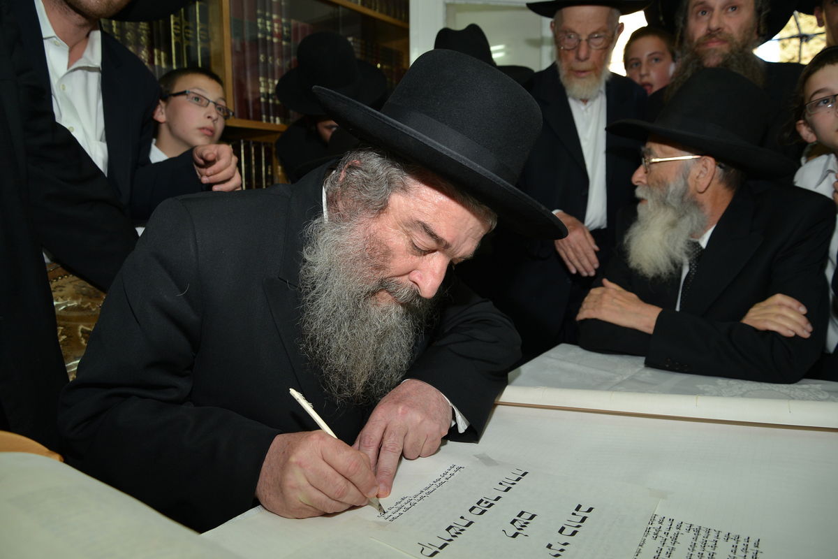 הכנסת ספר תורה לזכר הגרי"ש אלישיב • גלריה