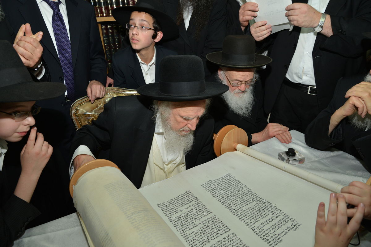 הכנסת ספר תורה לזכר הגרי"ש אלישיב • גלריה