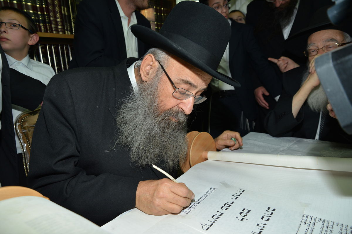 הכנסת ספר תורה לזכר הגרי"ש אלישיב • גלריה