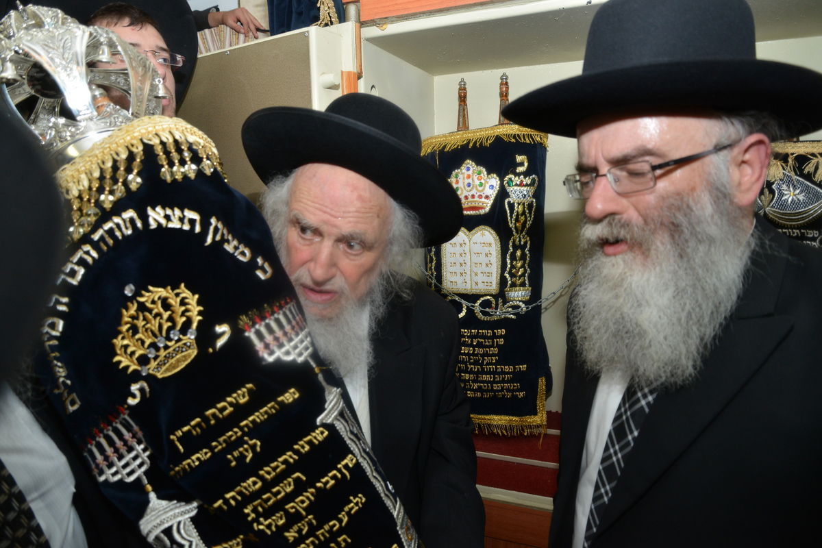 הכנסת ספר תורה לזכר הגרי"ש אלישיב • גלריה
