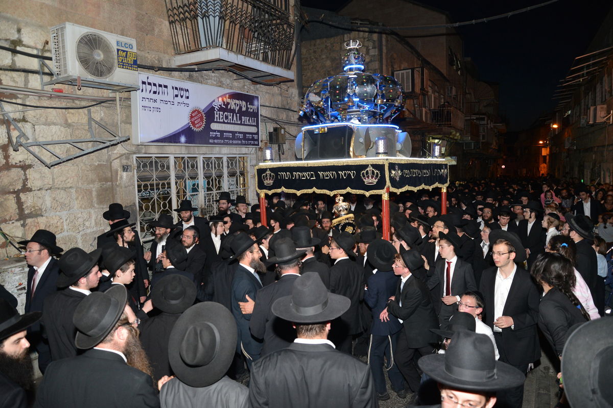 הכנסת ספר תורה לזכר הגרי"ש אלישיב • גלריה