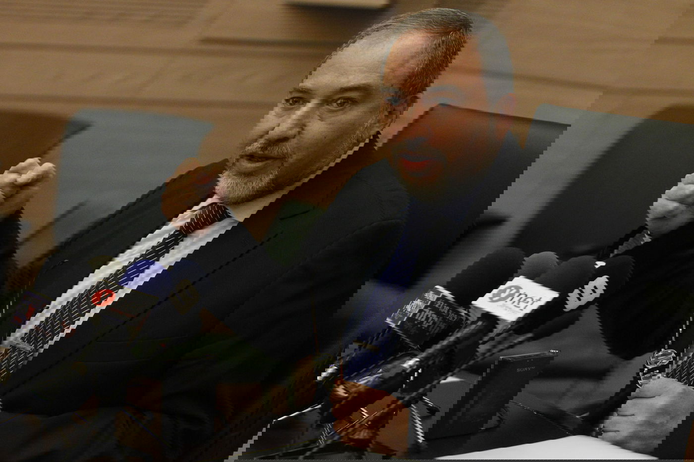 "לא נצביע נגד אבל גם לא נצביע בעד". ליברמן, היום