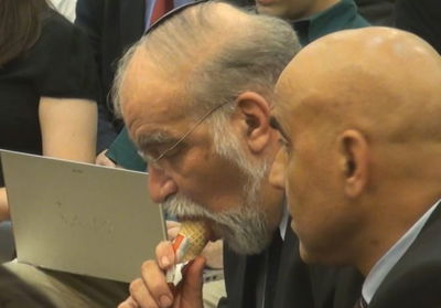 צפו: ביבי מדבר, רותם מלקק גלידה