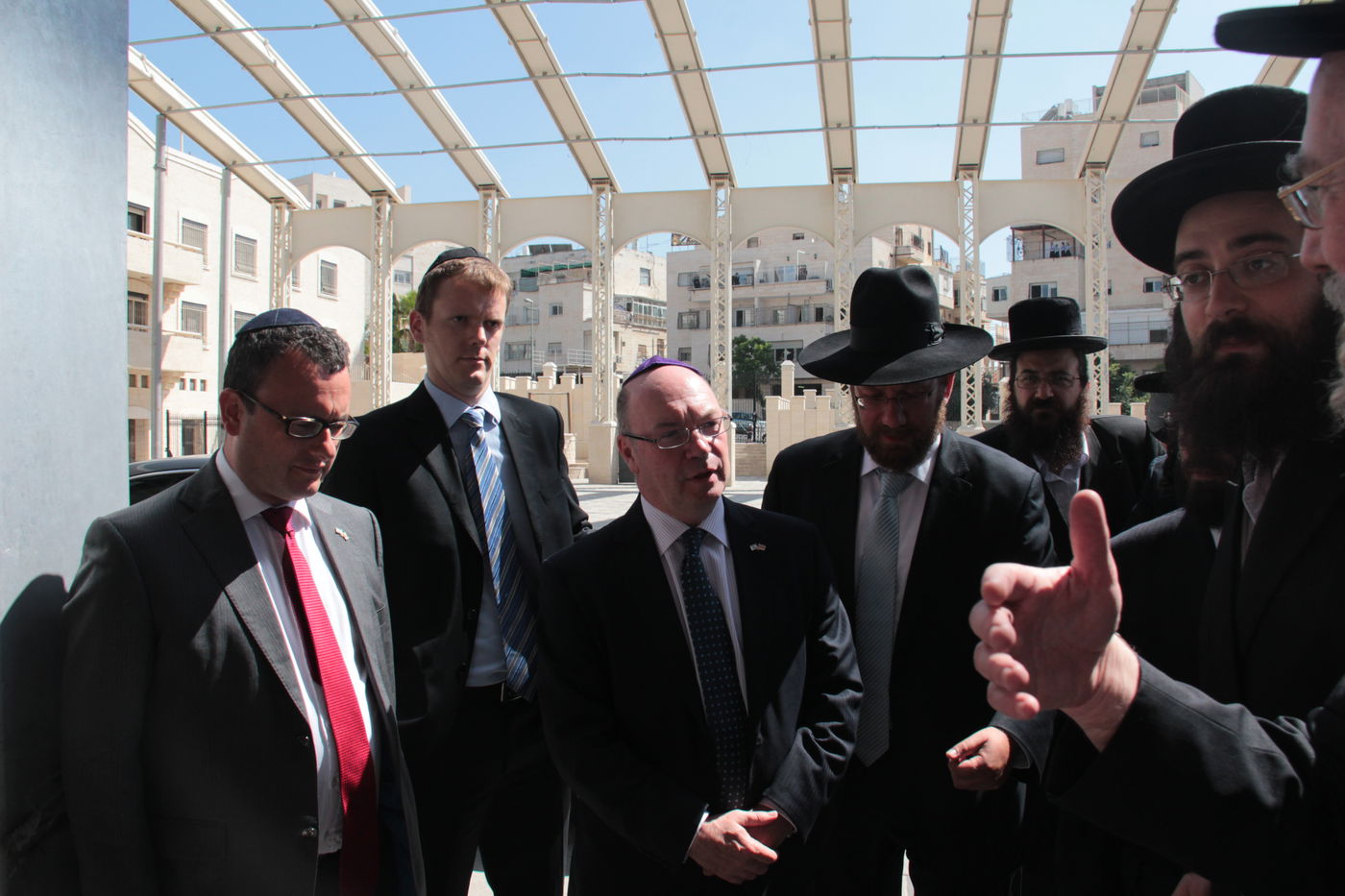 צפו בתיעוד: סגן שר החוץ הבריטי נועד עם האדמו"ר מבעלזא