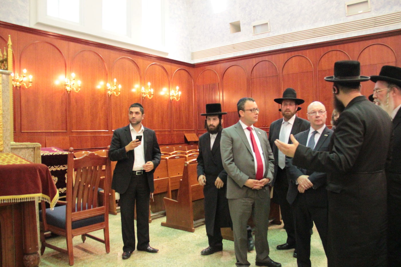 צפו בתיעוד: סגן שר החוץ הבריטי נועד עם האדמו"ר מבעלזא