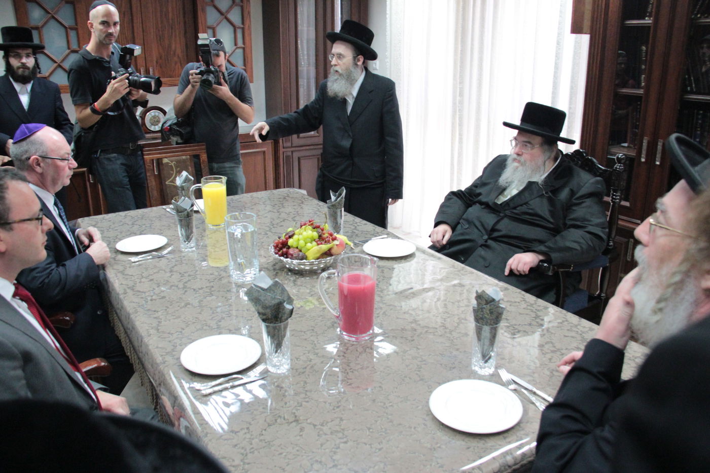 צפו בתיעוד: סגן שר החוץ הבריטי נועד עם האדמו"ר מבעלזא