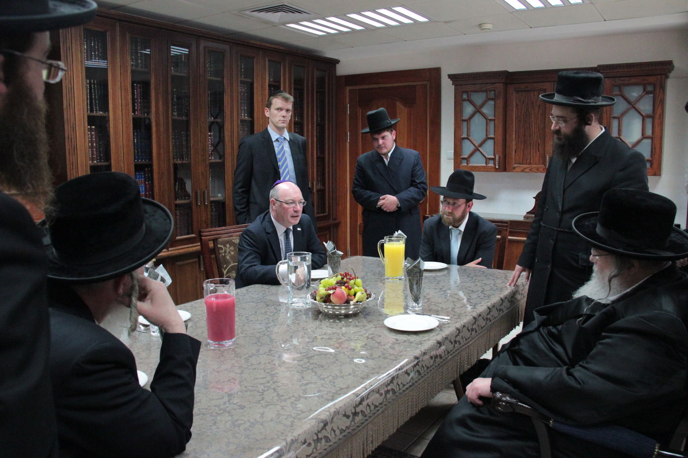 צפו בתיעוד: סגן שר החוץ הבריטי נועד עם האדמו"ר מבעלזא