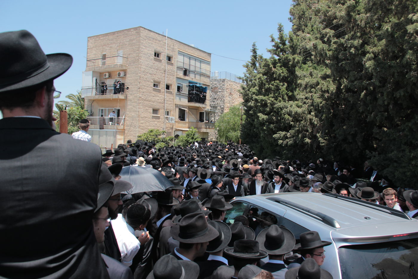 אלפים מלווים את הגאון רבי יהושע נויבירט זצ"ל • תיעוד