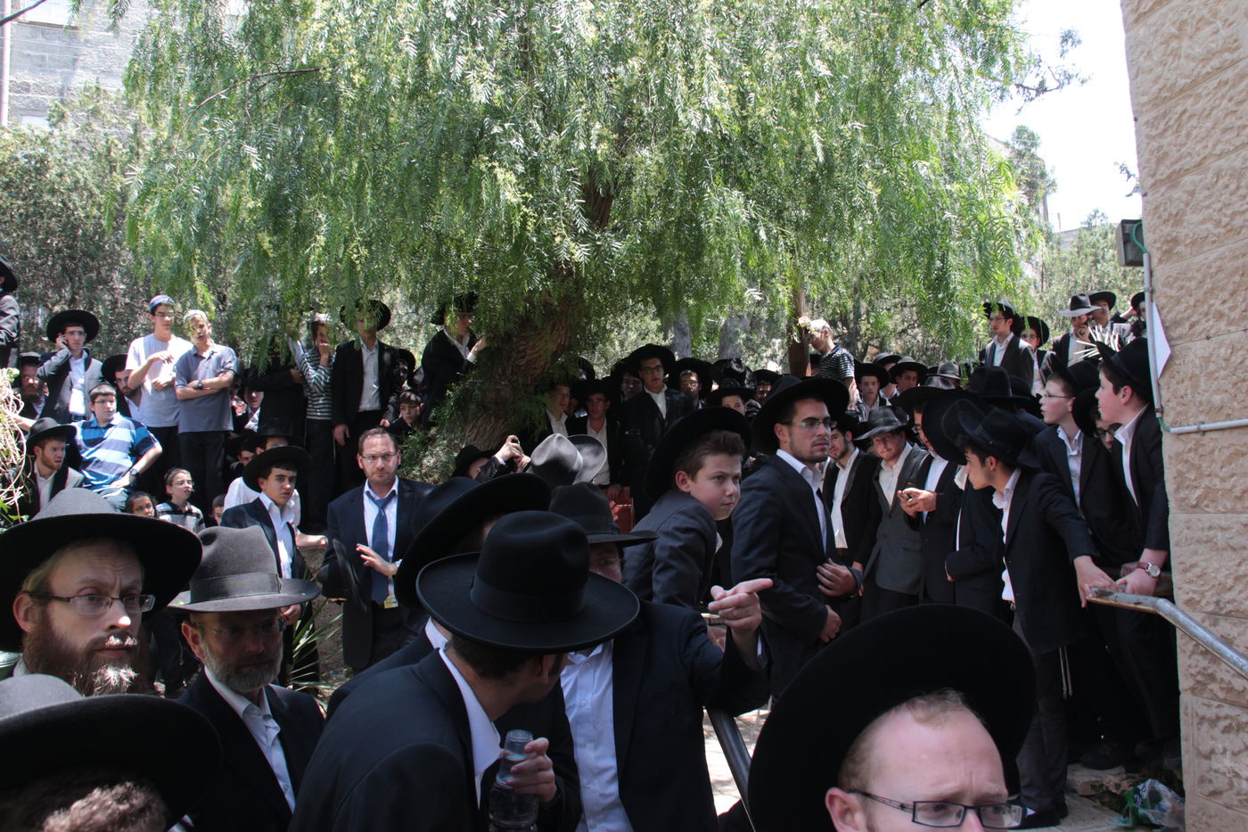 אלפים מלווים את הגאון רבי יהושע נויבירט זצ"ל • תיעוד