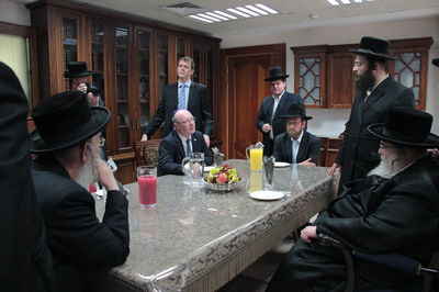 צפו בתיעוד: סגן שר החוץ הבריטי נועד עם האדמו"ר מבעלזא