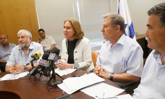 לבני עם חברי מפלגתה