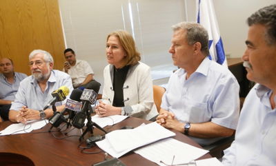 לבני עם חברי מפלגתה