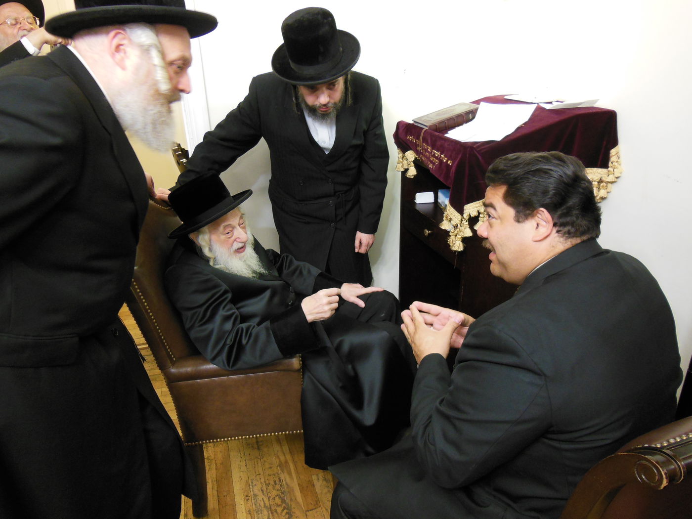 אריק ג'סלגאדו נפגש עם הרבי מסקולען: אתייצב לצד הקהילה היהודית