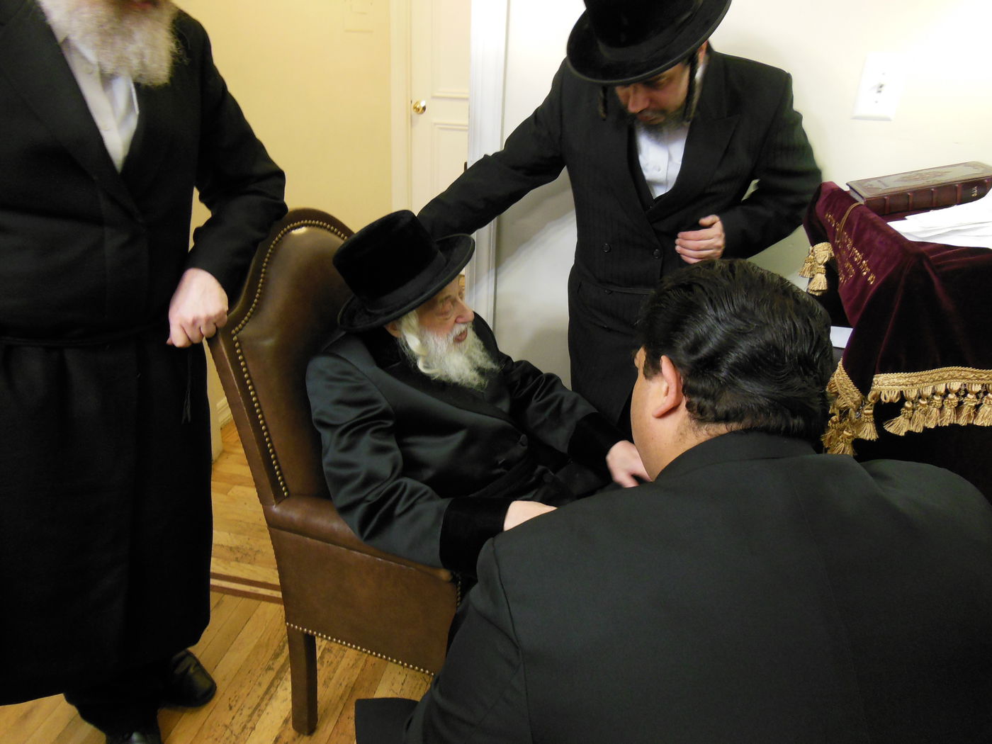 אריק ג'סלגאדו נפגש עם הרבי מסקולען: אתייצב לצד הקהילה היהודית