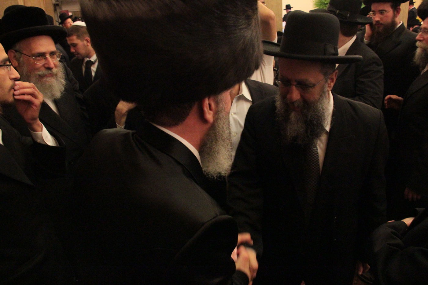 צפו: רבנים ופוליטיקאים בחתונת בתו של יוסי דייטש