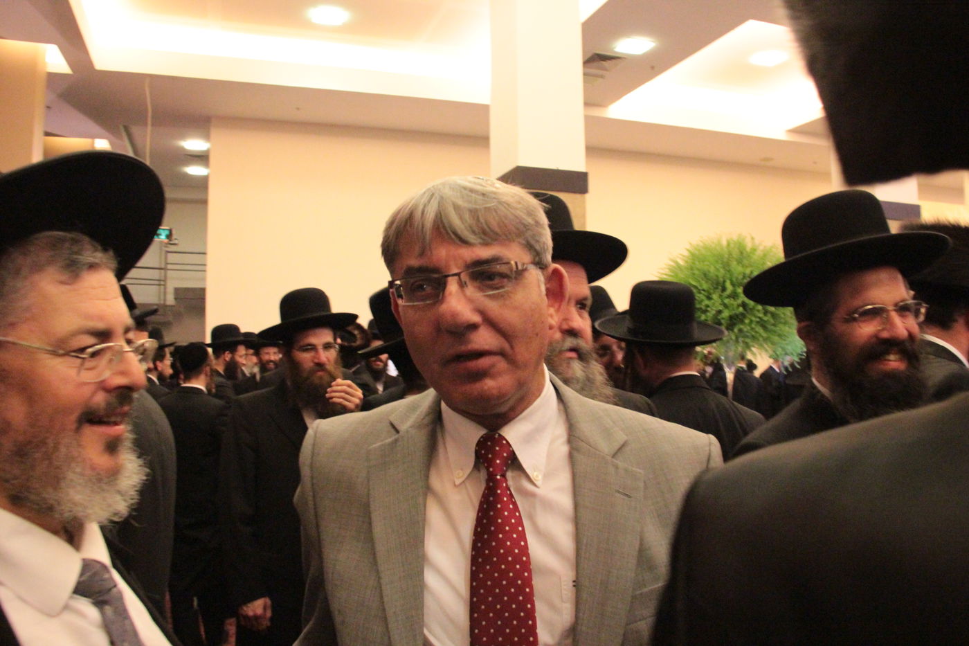 צפו: רבנים ופוליטיקאים בחתונת בתו של יוסי דייטש