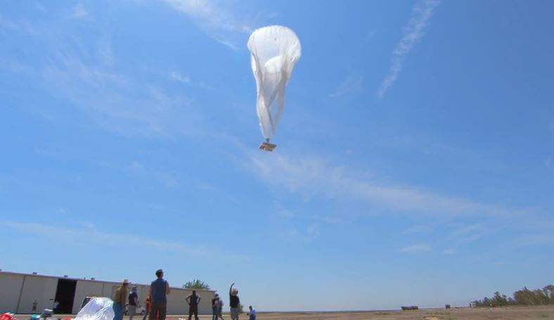 אחד מבלוני הענק מופרח לאוויר
