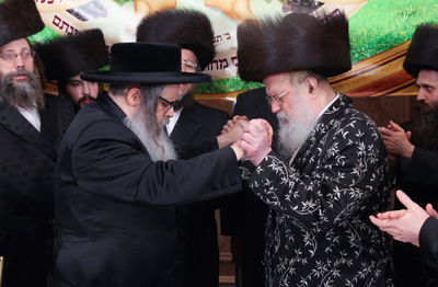 צפו: שבע ברכות לנכדת הרבי ממונקאטש