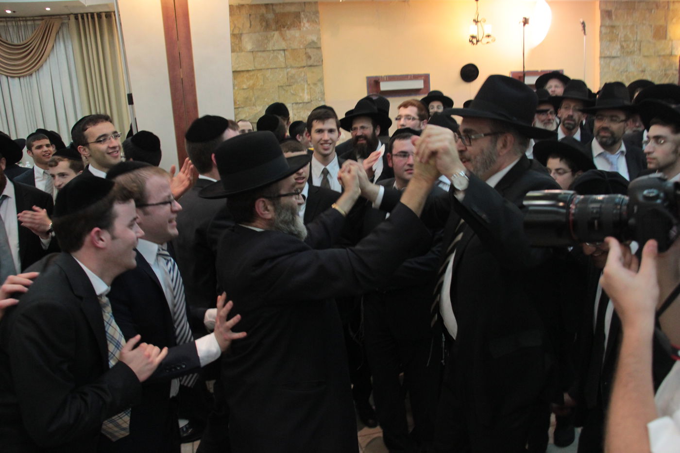 החתן שנפצע קשה בתאונה שר: "ואנחנו מודים לך" • צפו