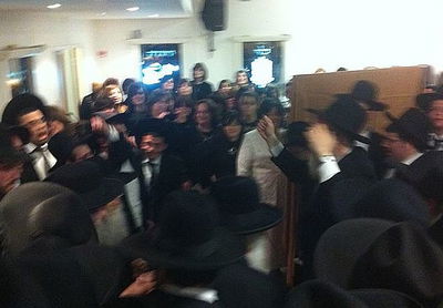 לקול שירת הקהל: הגרש"י בורנשטיין רקד לפני הכלה