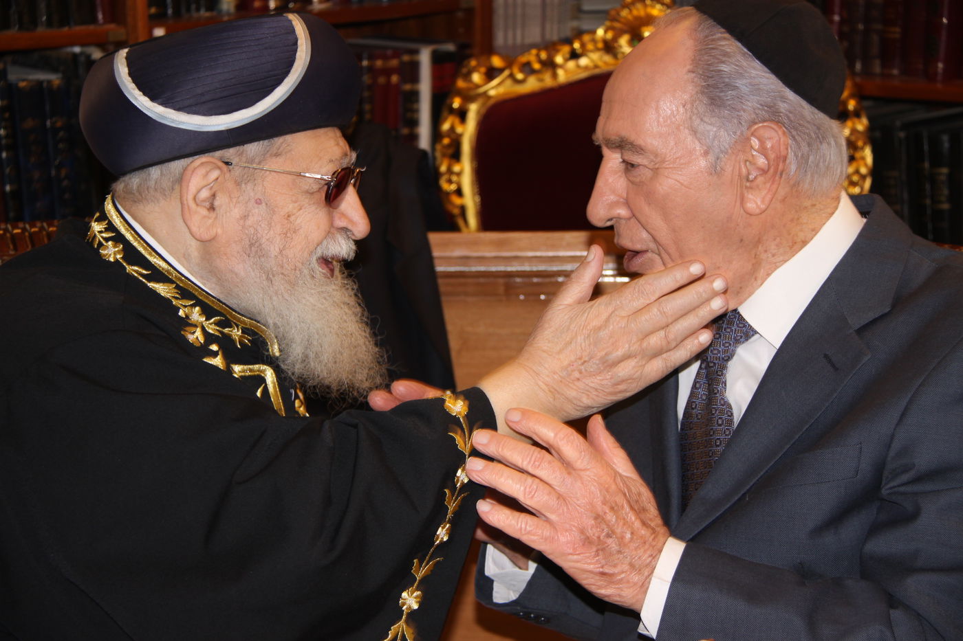 מרן פוסק הדור רבי עובדיה יוסף ונשיא המדינה שמעון פרס