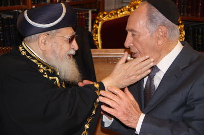מרן פוסק הדור רבי עובדיה יוסף ונשיא המדינה שמעון פרס