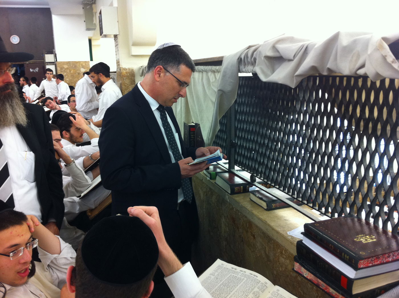 שר הפנים גדעון סער ביקר בפוניבז' ונועד עם הגראי"ל