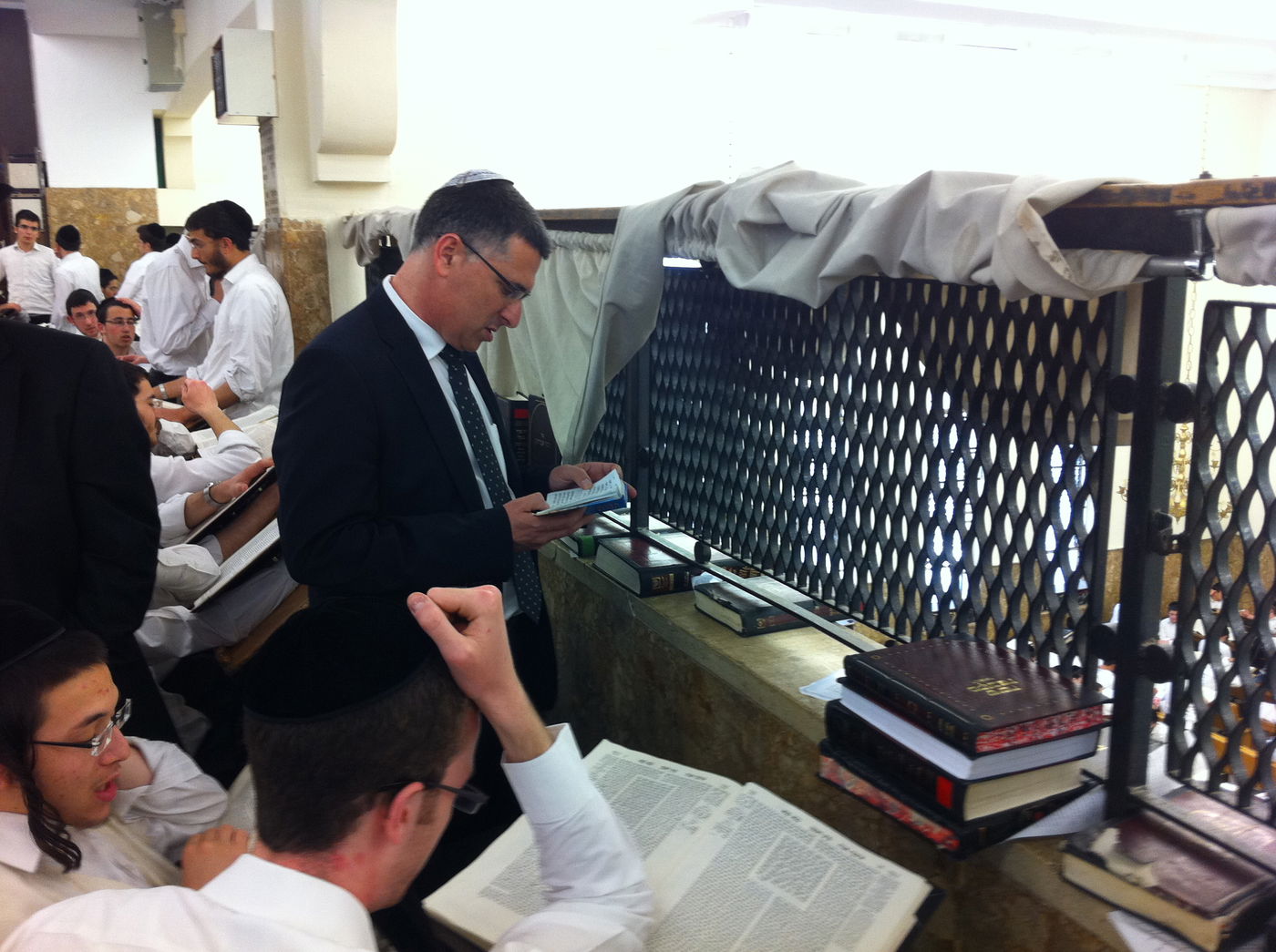 שר הפנים גדעון סער ביקר בפוניבז' ונועד עם הגראי"ל