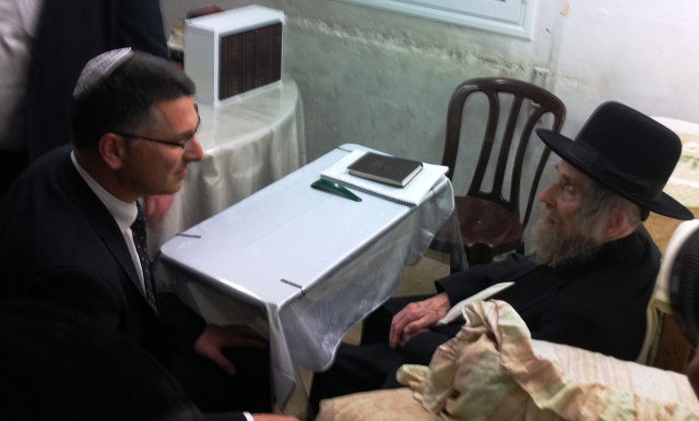 שר הפנים גדעון סער ביקר בפוניבז' ונועד עם הגראי"ל