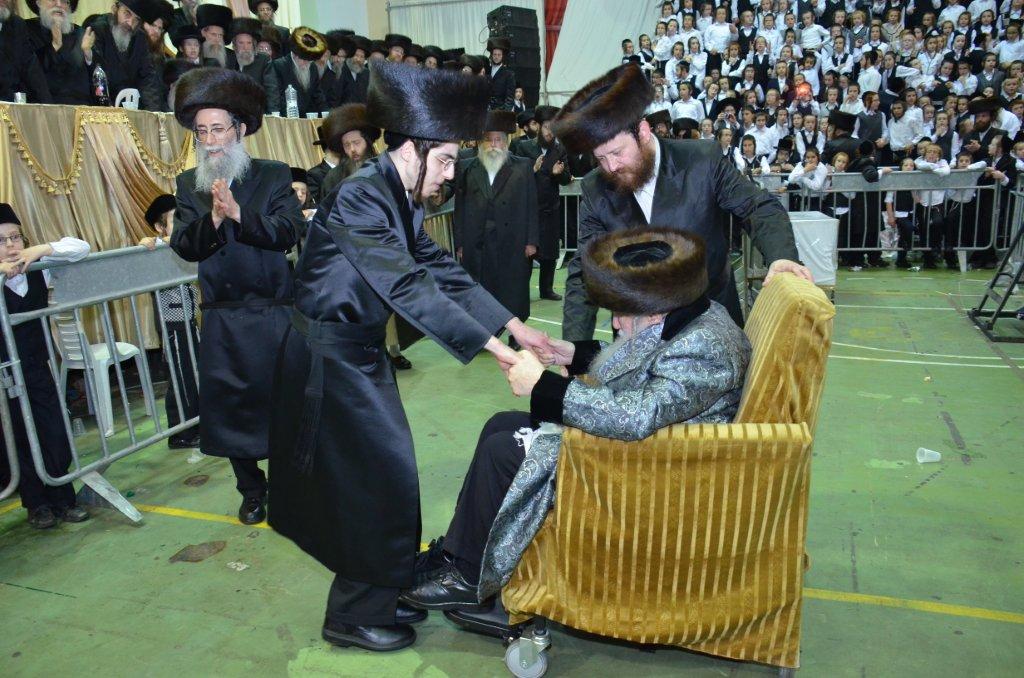 מצהלות חתנים: חתונת נכד האדמו"ר מערלוי • צפו