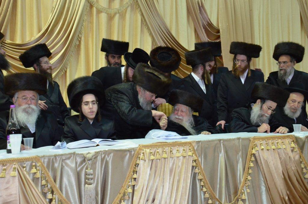 מצהלות חתנים: חתונת נכד האדמו"ר מערלוי • צפו