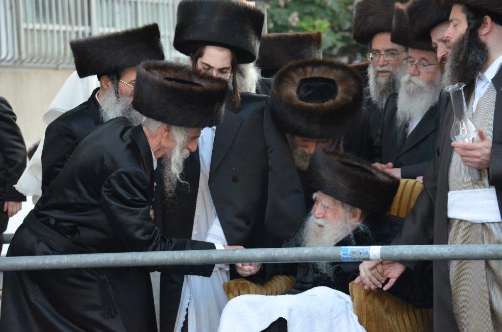 מצהלות חתנים: חתונת נכד האדמו"ר מערלוי • צפו