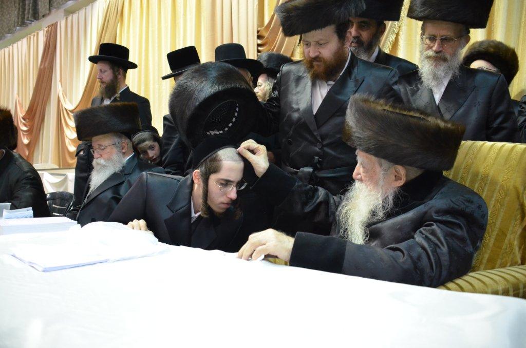 מצהלות חתנים: חתונת נכד האדמו"ר מערלוי • צפו