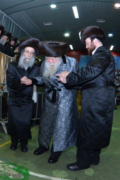 מצהלות חתנים: חתונת נכד האדמו"ר מערלוי • צפו