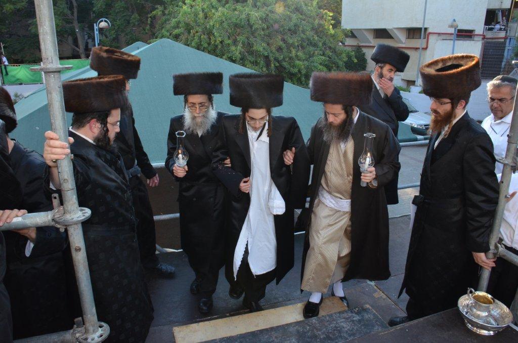 מצהלות חתנים: חתונת נכד האדמו"ר מערלוי • צפו