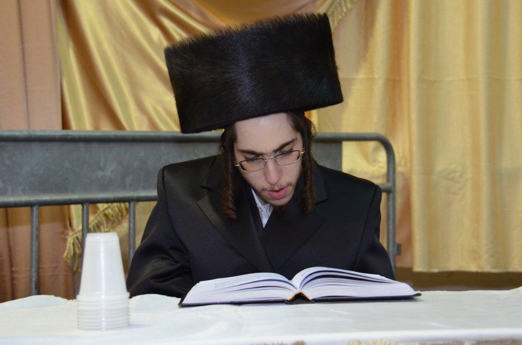 מצהלות חתנים: חתונת נכד האדמו"ר מערלוי • צפו