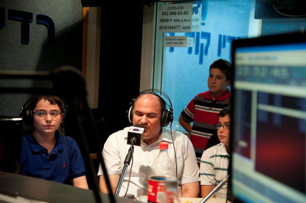 צפו: 'פרחי ישראל' באולפן עם מנחם טוקר