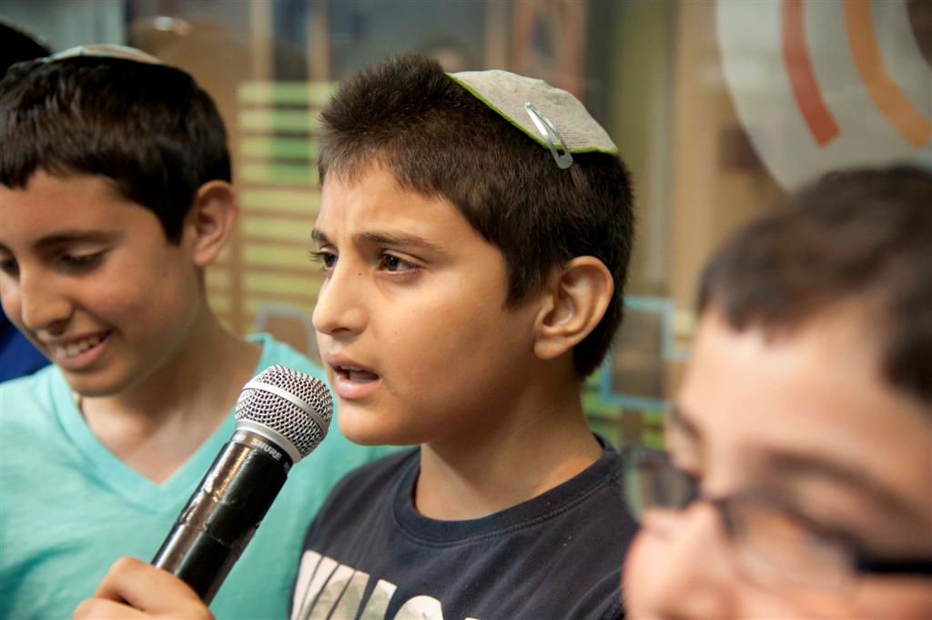 צפו: 'פרחי ישראל' באולפן עם מנחם טוקר