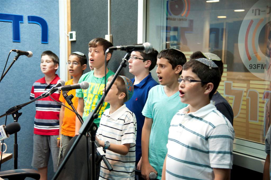 צפו: 'פרחי ישראל' באולפן עם מנחם טוקר