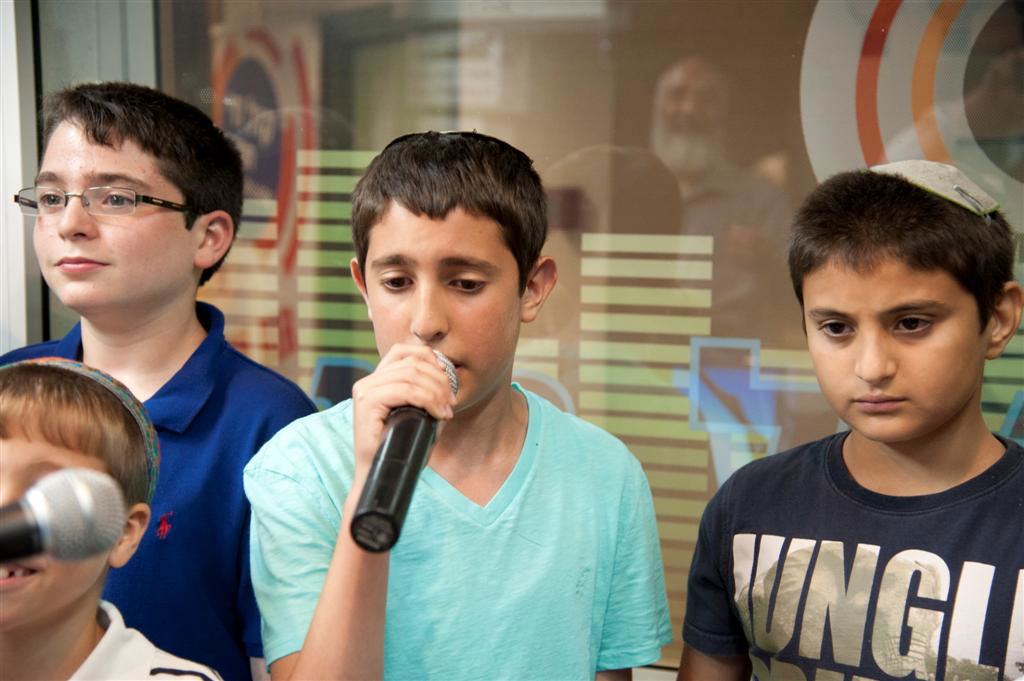 צפו: 'פרחי ישראל' באולפן עם מנחם טוקר