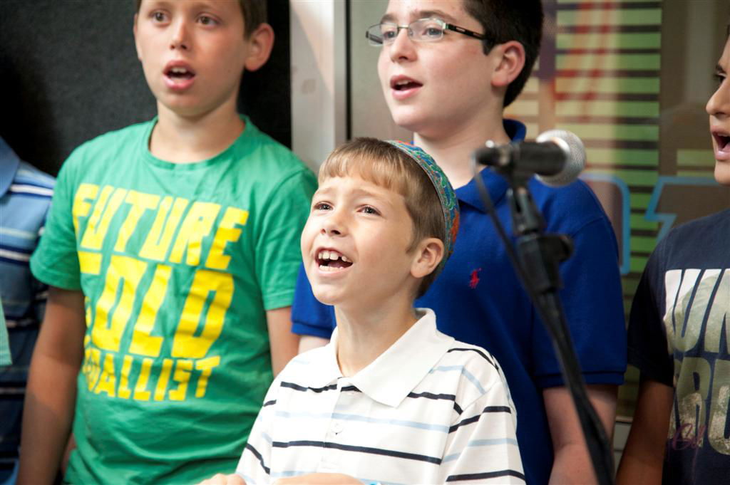 צפו: 'פרחי ישראל' באולפן עם מנחם טוקר