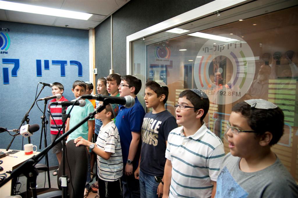 צפו: 'פרחי ישראל' באולפן עם מנחם טוקר